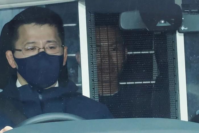 拖了整整4个月 ，日本终于对持刀 强闯中国驻日大使馆的涉案人员 提起公诉 。
事