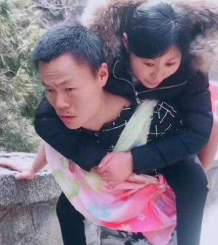 2008年，山东一名21岁的女子为爱翻墙私奔，却不慎摔成了瘫痪。男友得知后，不顾