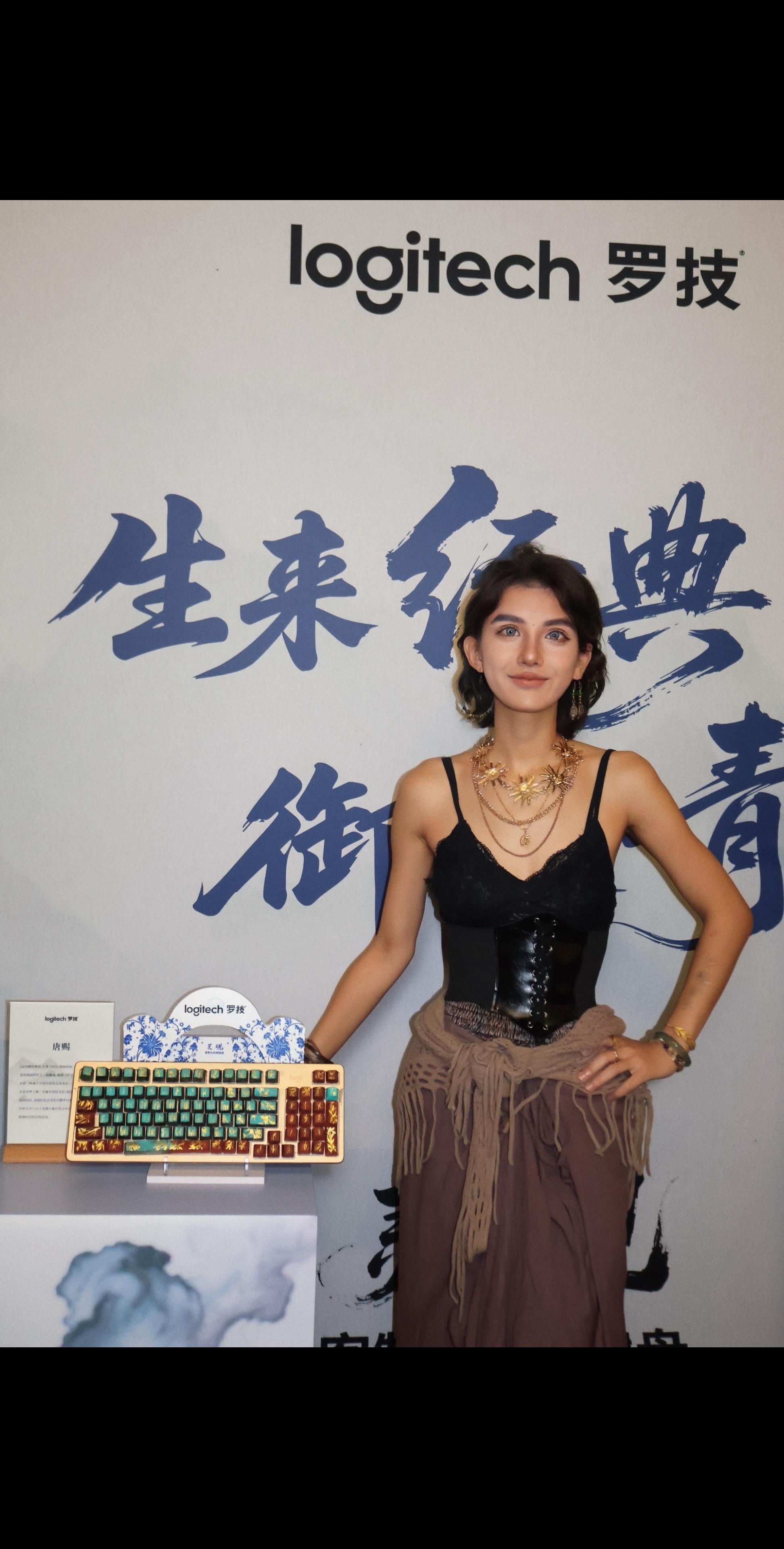 为罗技创作的女书陶瓷键盘。这不是一件普通的器物，这是一场静默而盛大的宣...