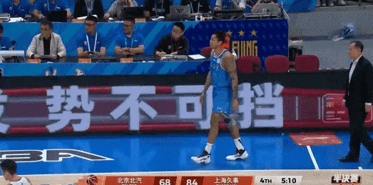 北京北汽主帅许利民主动缴械投降了！在今天北京北汽主场迎战上海久事的季后赛半决赛G