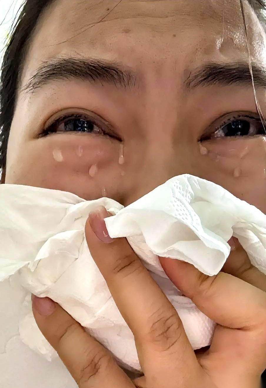 命保住了，婚姻却死了。
48岁，双侧乳腺全切，胸口趴着两条蜈蚣一样的红疤。
这就