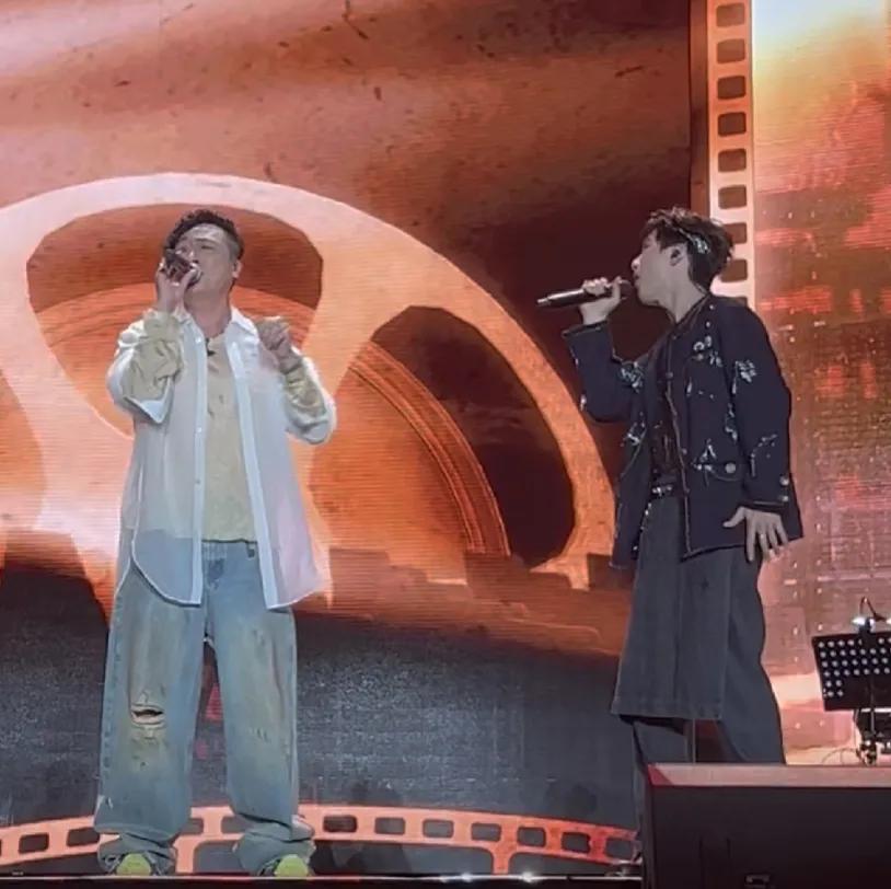 陈楚生天津演唱会摇来了吴镇宇，还唱了两遍友情岁月！这都是啥和啥，在天津看一个香港