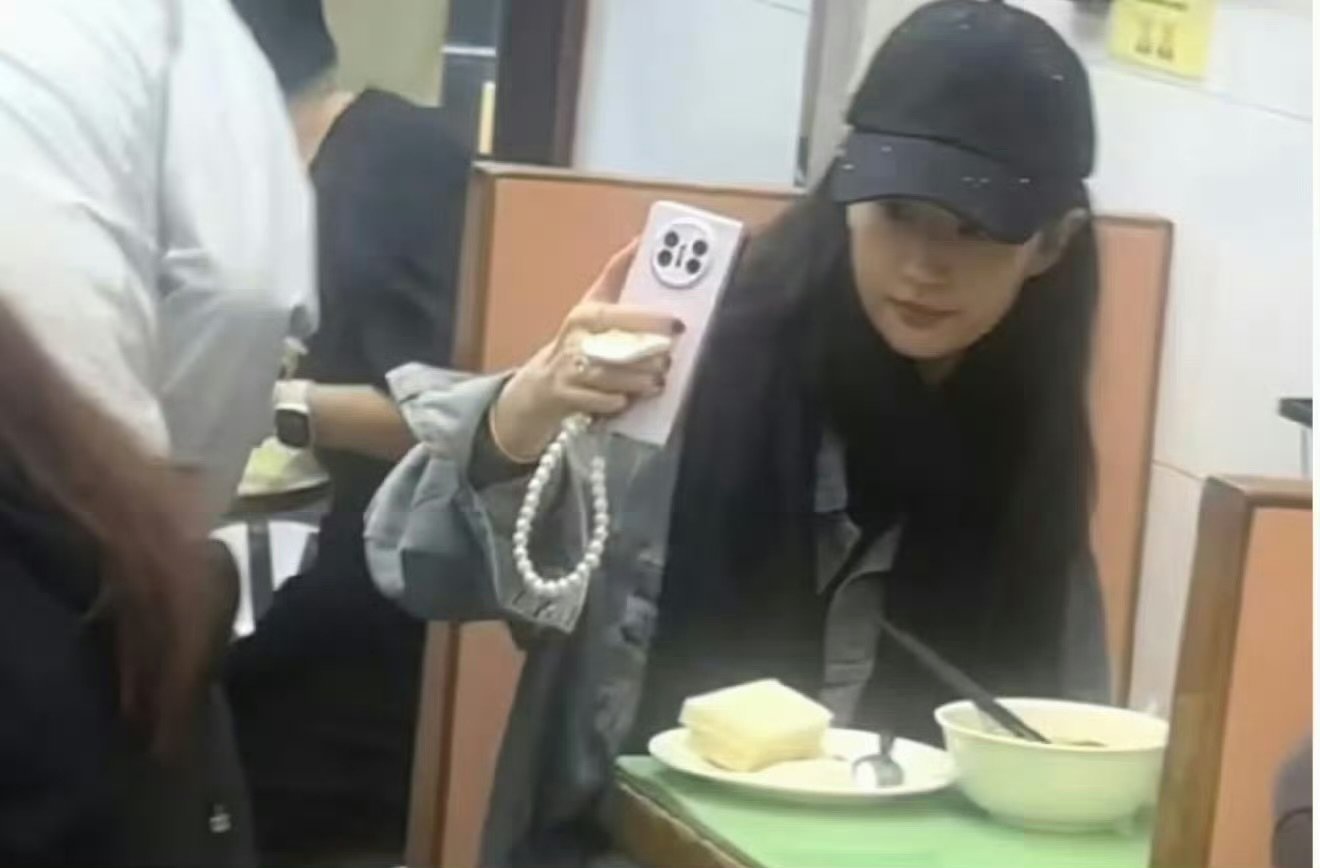 刘亦菲私底下也是小女孩来的啊啊啊啊刘亦菲私底下也是小女孩来的，可爱啊 