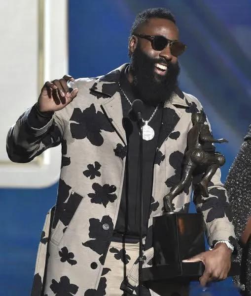 在你看来，哪些常规赛MVP是彻底抢断的？进入这一年，以及当之无愧的获胜选手！

