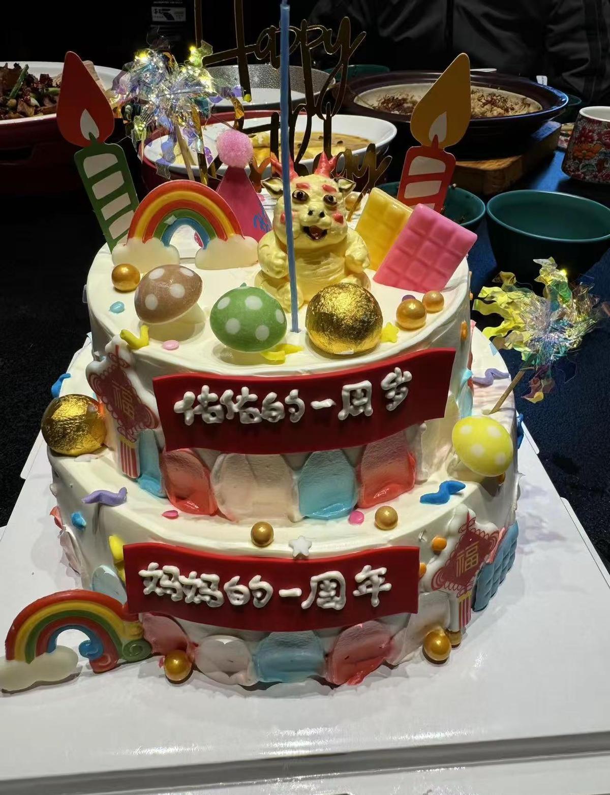 抓周这事儿，真不是闹着玩的。
宝宝一岁，全家围一圈，看小手抓啥。
这不是图个乐呵