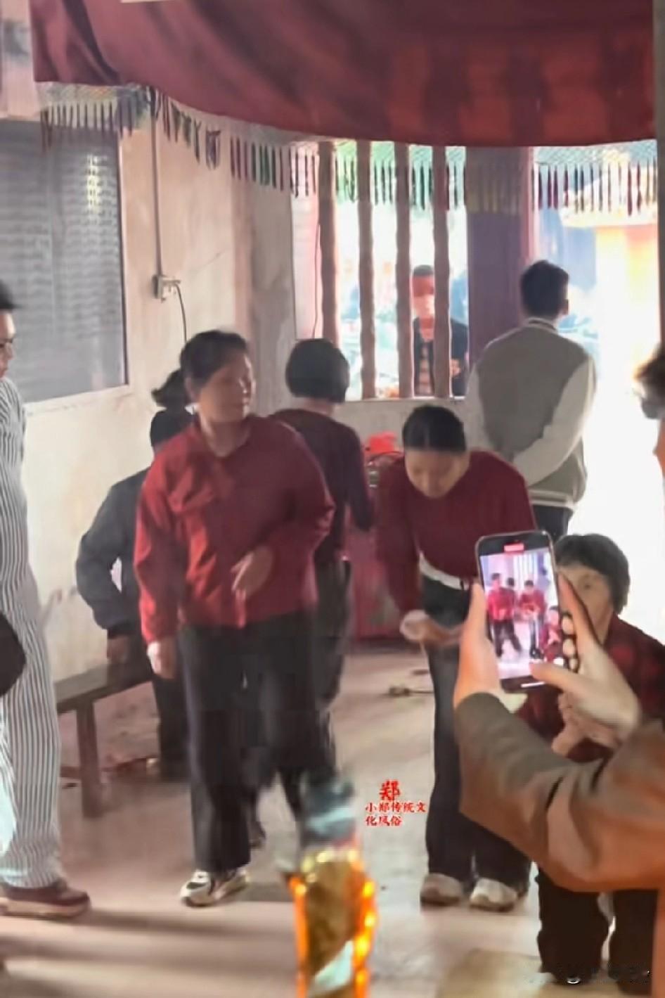 妈祖上香了，这个白衣服大哥才是最忠实最称职的护卫，无论走到哪里，他都在身边护着，