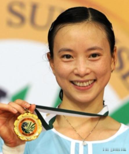 [微风]1999年，四川一女孩拿到世界冠军后，被教练踢出国家队。谁知4年后，她加