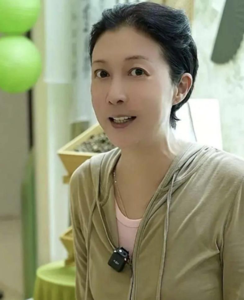 成龙不承认小龙女其实是对的！

毕竟当初吴绮莉怀孕的时候，成龙是要求吴绮莉打掉孩