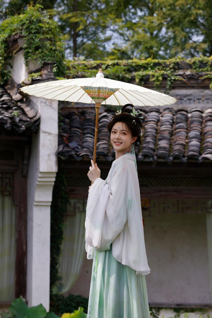 赵今麦晨雾江南美人图赵今麦解锁江南古风新造型 一袭浅绿汉服立于晨雾荷塘，赵今麦解