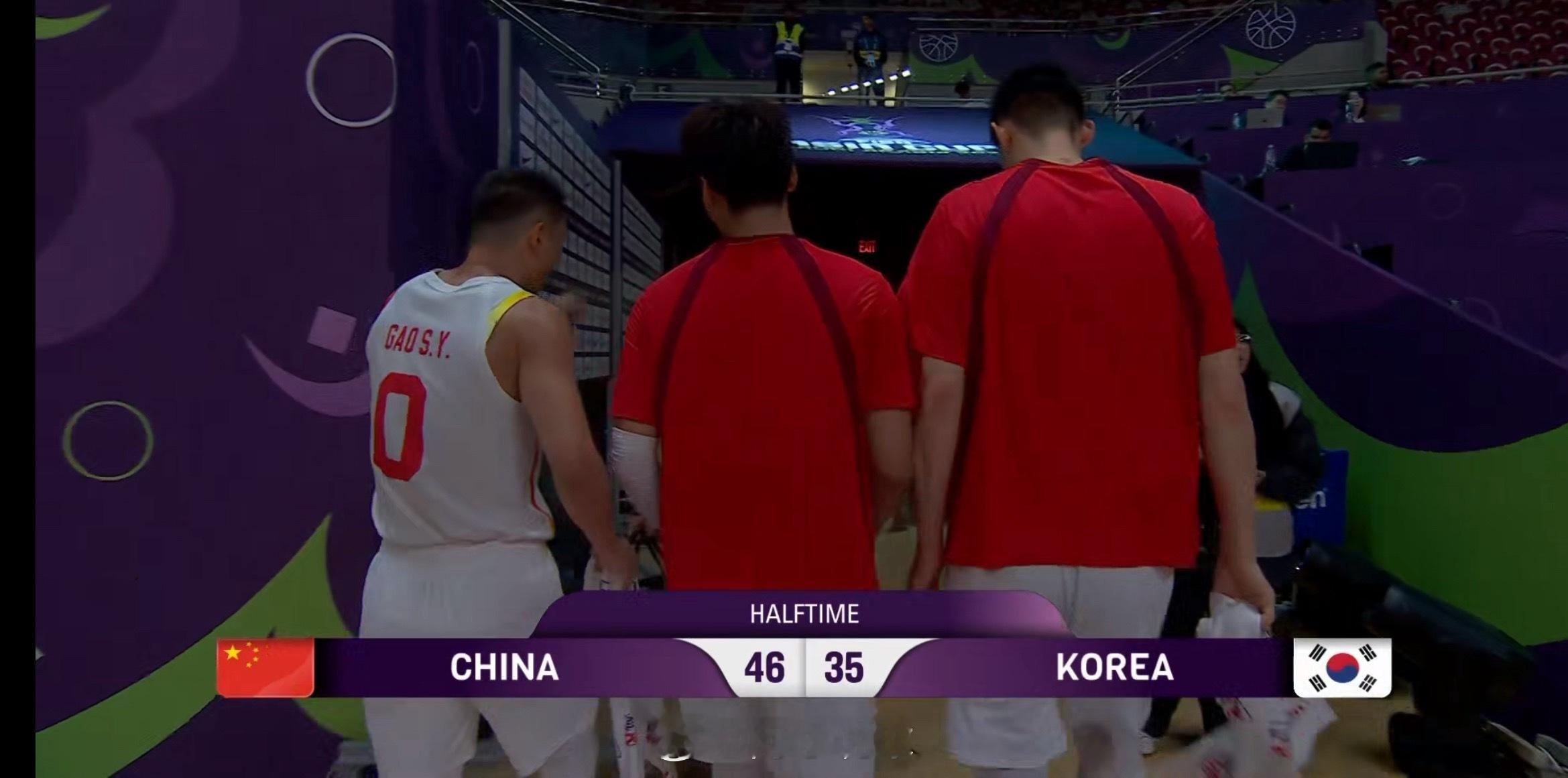 半场比赛结束！中国男篮46:35韩国男篮，王俊杰砍下15分，俊杰真的太香了！男篮