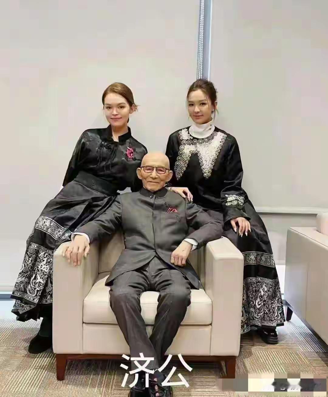 91岁“济公”游本昌和两个孙女合影，两个孙女长相标致真漂亮。