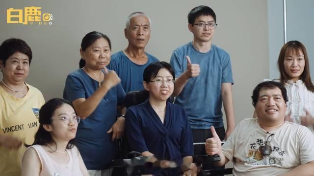 #35岁罕见病患者坐轮椅读下双硕士#   身残志不残，在南京有一名35岁残疾人纪