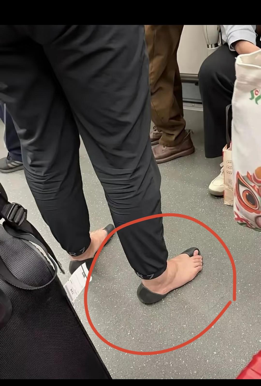 网友在地铁上拍到的的巴黎世家的新款鞋子！
原来真的有大冤种去买这种鞋子[捂脸]