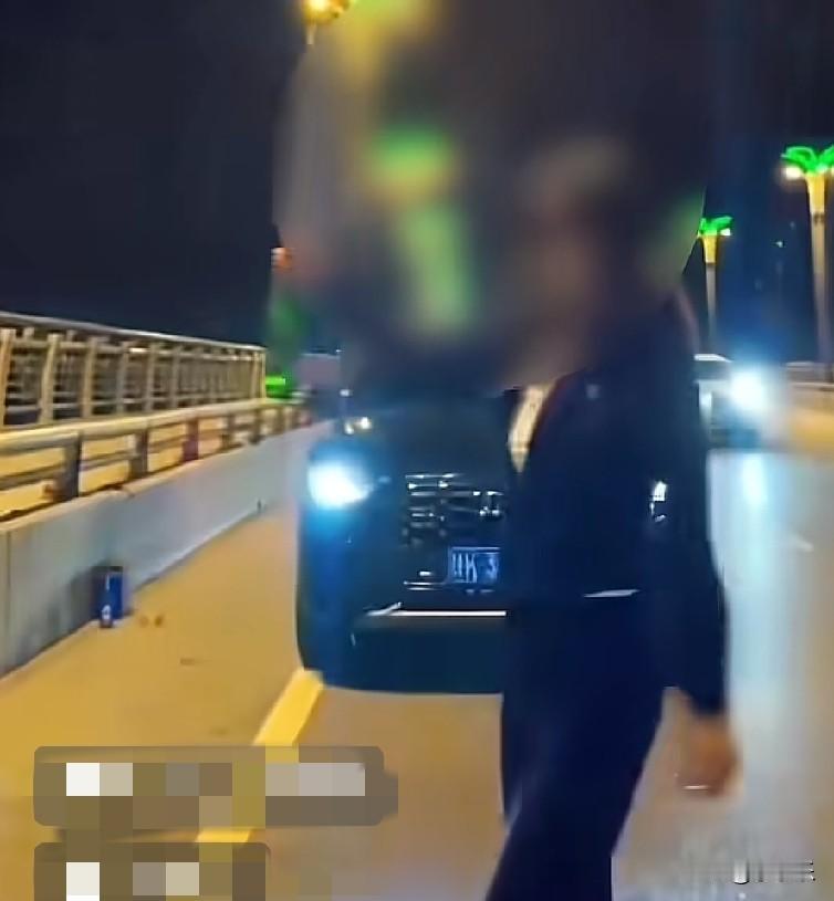 近日，陕西榆林，女子在公共道路上停车摆拍视频，手中拿瓶啤酒，前后车流如梭。民警立