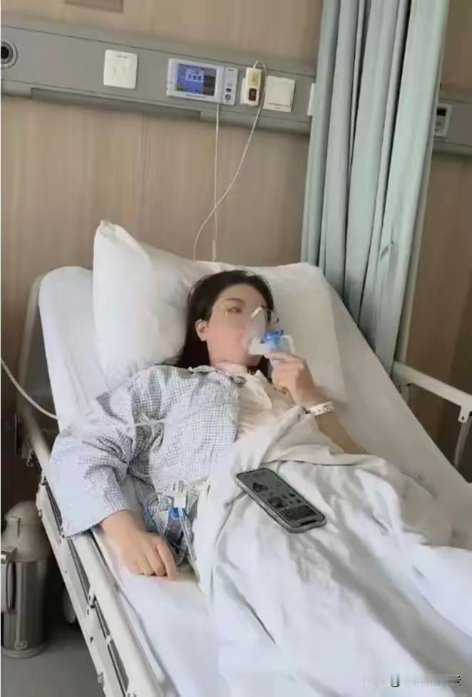 永丰县一女子独自在医院打吊水，没有家人朋友陪同，自己肚子饿了，就点了一份外卖。没