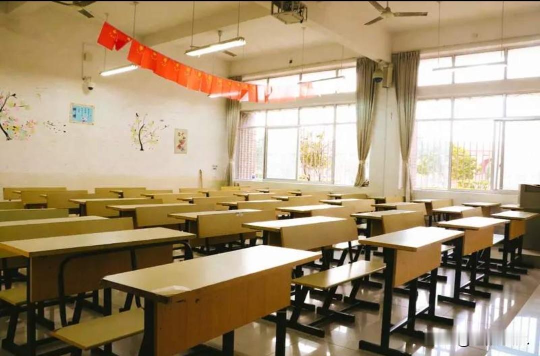 家人们，山东省蓬莱二中这事真的太让人震惊了！之前网上传的那个老师和学生的不文明聊