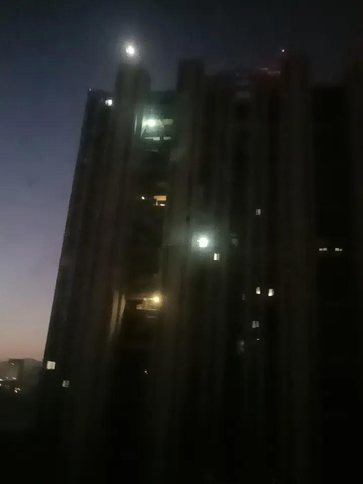 英雄的黎明，天际尚有一弯新月，一切都会好起来，
每天要自强，告诉自己，你值得拥有