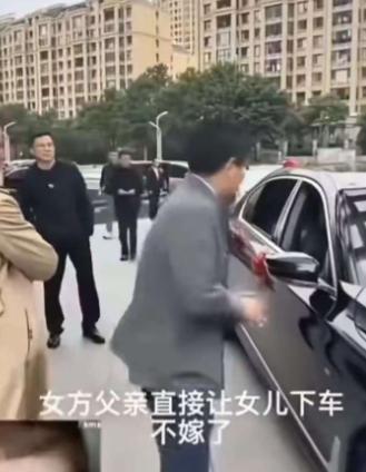 “这个父亲是人间清醒！”江苏，一女子订婚时，说好的20万彩礼和4金，可在完婚当天