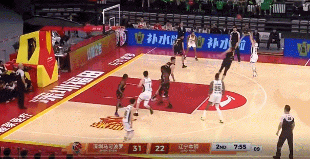 勾机勾歪了！今晚CBA常规赛重燃战火，在辽宁客场挑战深圳男篮的比赛中，辽宁主力前