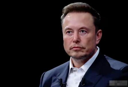 马斯克表示：“一旦月球工业化启动，金钱的意义将被重写。”因为月球的能源和原材料边