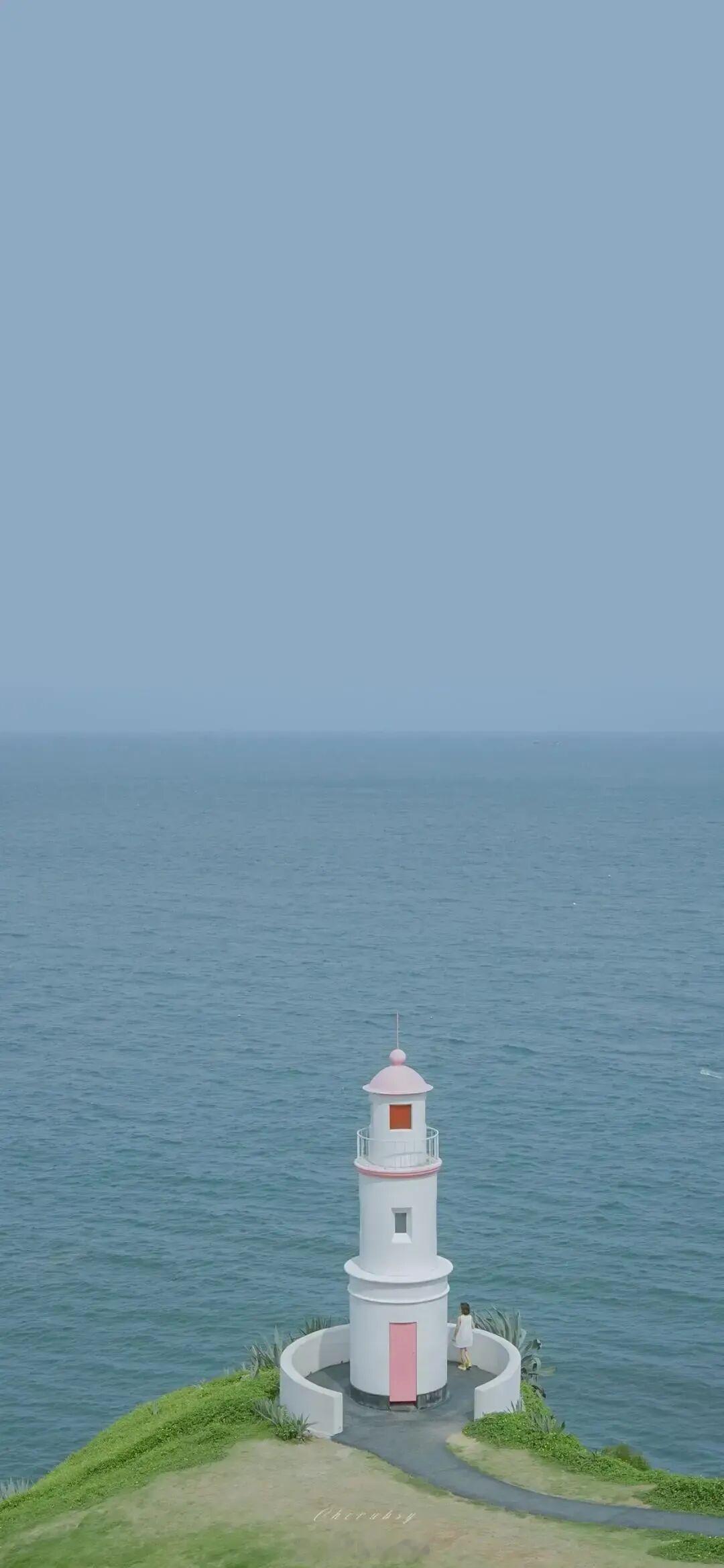 “女孩可以坚定走脚下的路，昂首成为想成为的人。垂落的男性目光不值一提，更无法摧毁