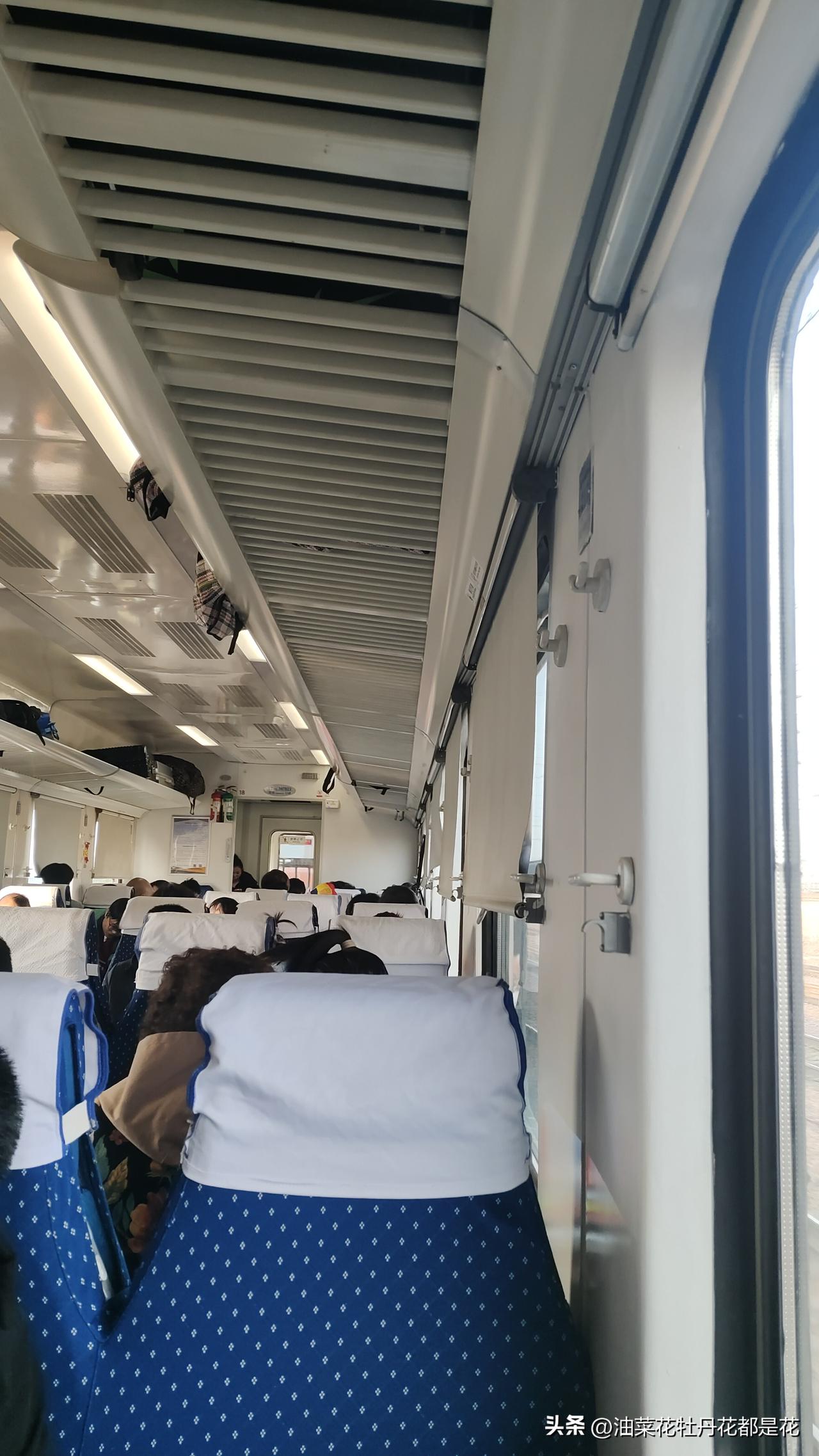 我因为老家有事回去了几天，每天早起晚睡忙得团团转。
今天事情终于忙完了，我乘坐火