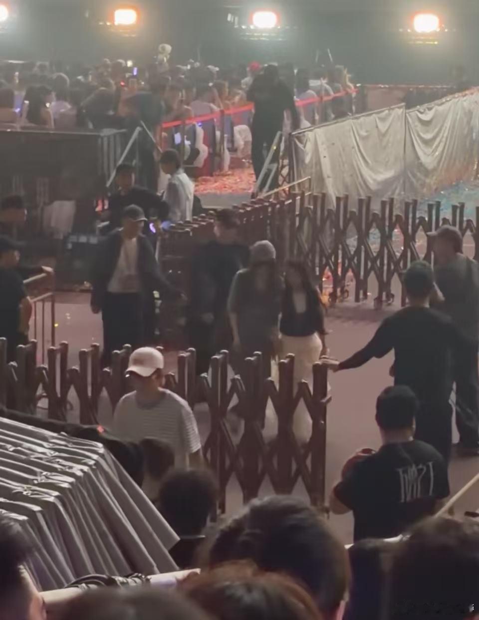 戚薇一家三口看薛之谦演唱会戚薇一家三口去了薛之谦演唱会！戚薇一家三口去了薛之谦演
