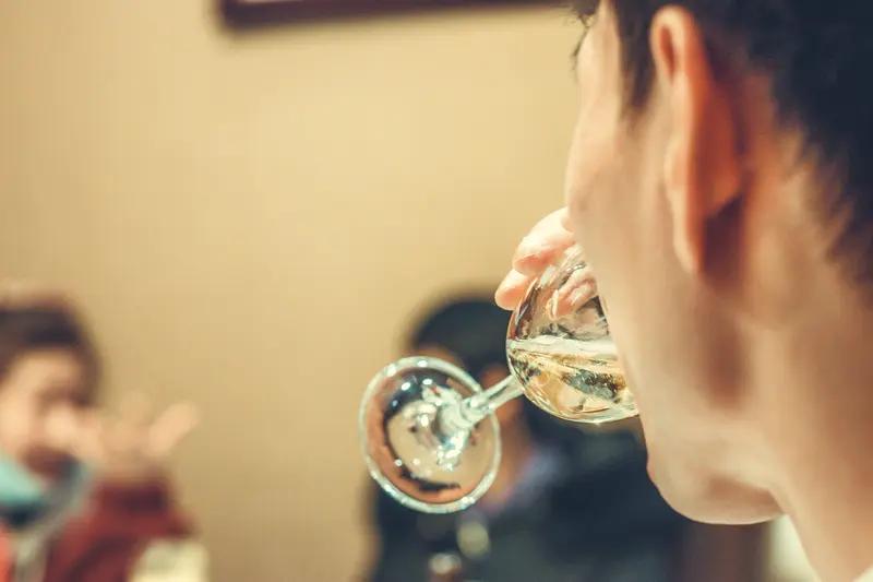 有一个喜欢喝酒的老婆怎么办? 

有个喜欢喝酒的老婆，那生活真是又有趣又闹心。