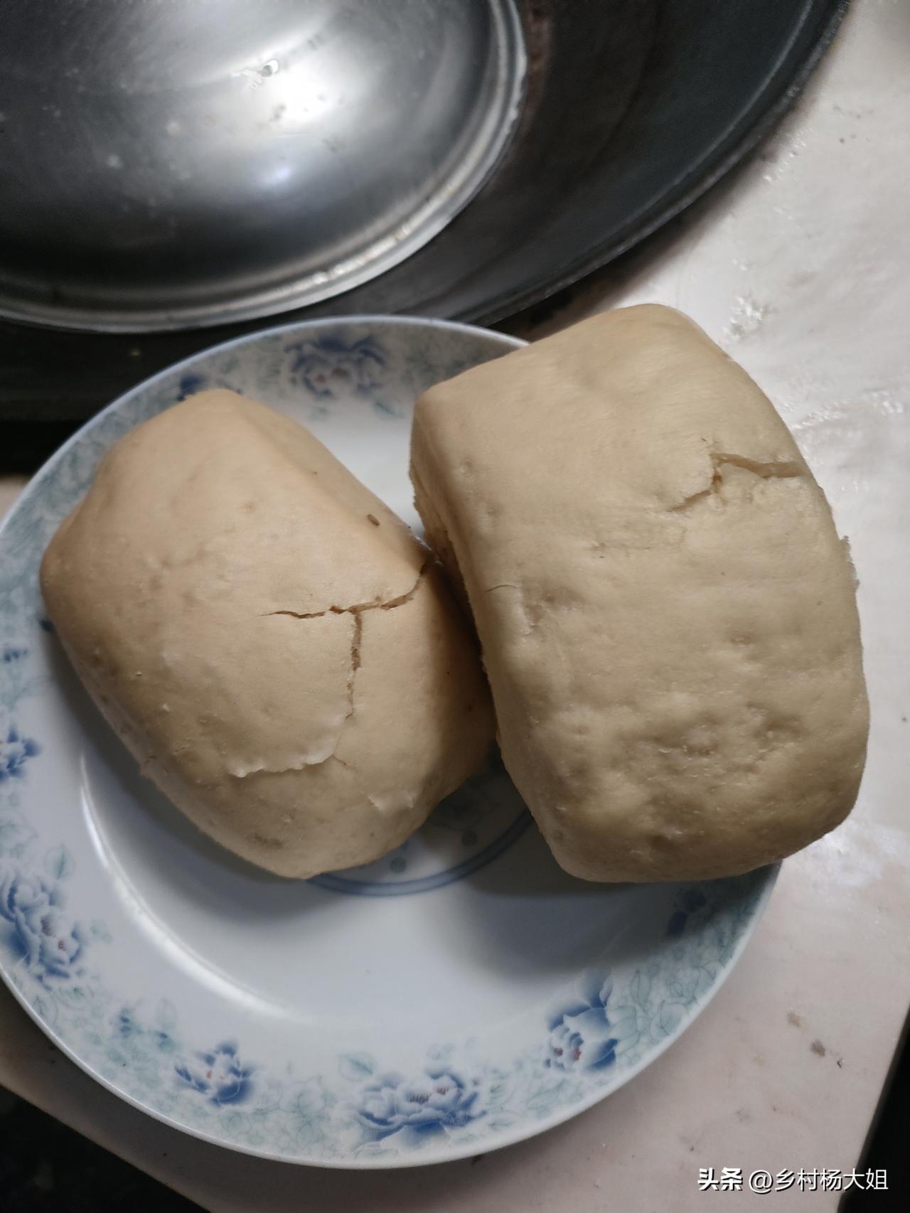 家庭主妇也不容易
又到中午饭点了，该做午饭了，也不知道做什么饭，剩两个馒头，放冰