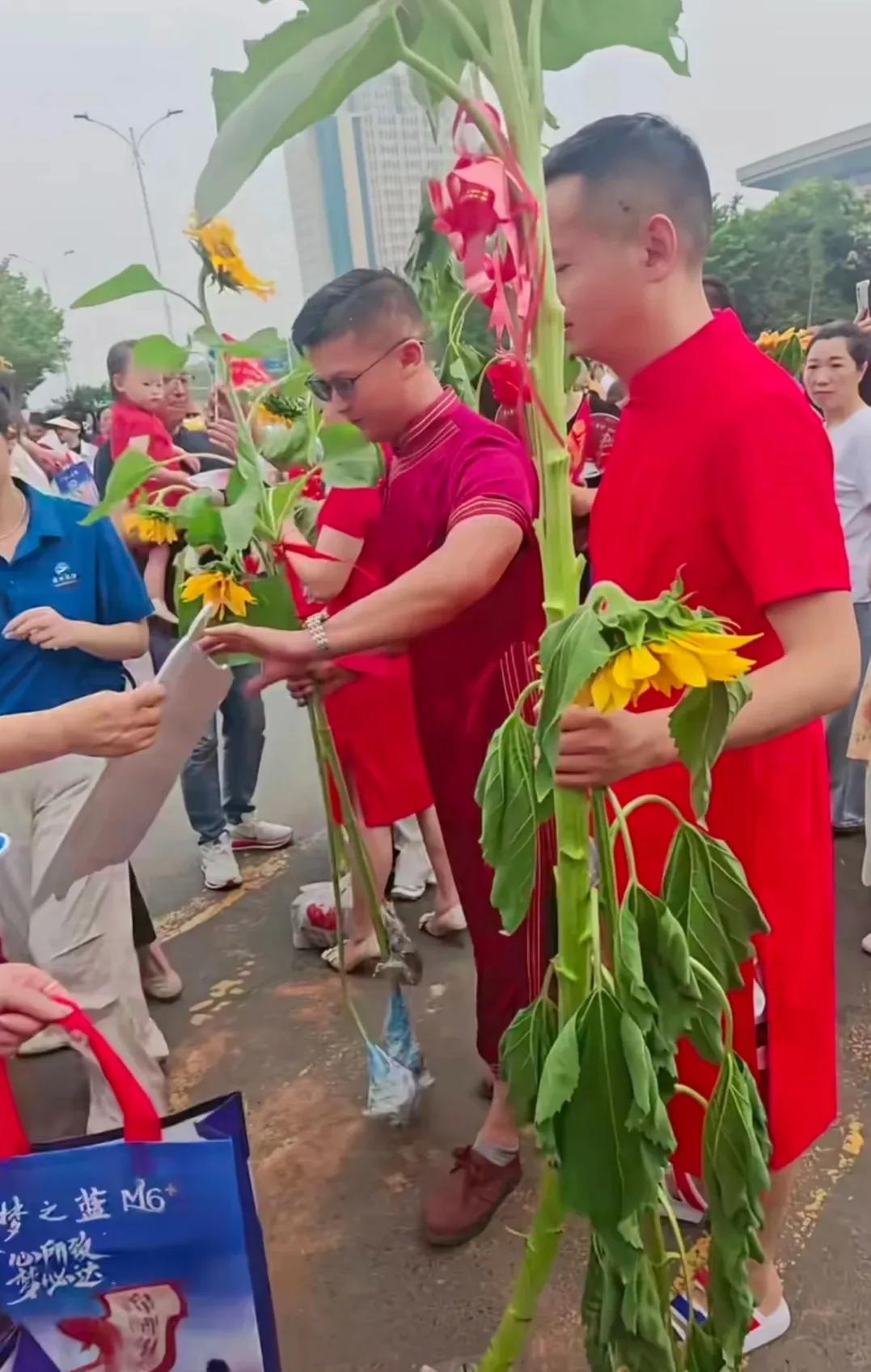 2025高考，考场外爸爸妈妈一袭旗袍，为高考少年撑起一片锦绣前程，高考加油！不要
