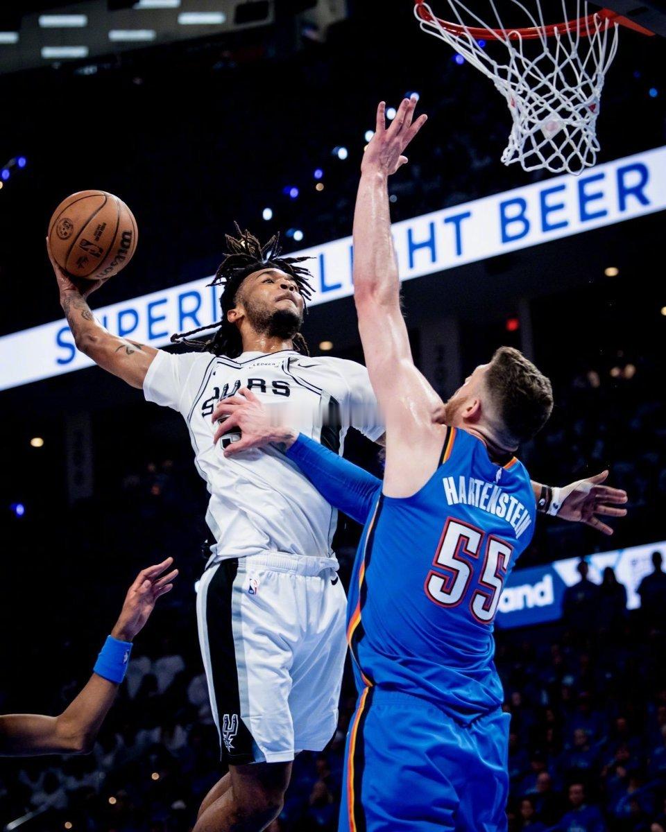 NBA西决G2，雷霆122-113马刺扳平大比分！SGA砍30+9带队取胜，文班
