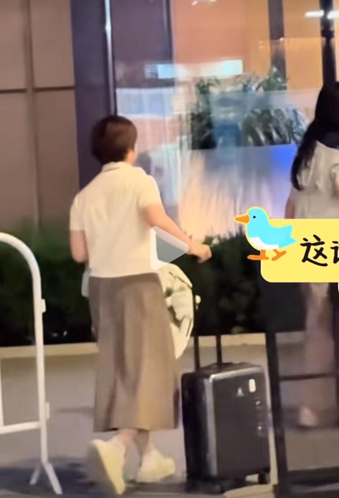 7月27日蒯曼出发河北雄安参加乒超联赛第二阶段——裙子穿搭真的很漂亮！
乒超联赛