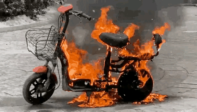 【电池引发火灾的灵魂拷问】
电动自行车电池是否属于不合格产品？
如果属于合格产品