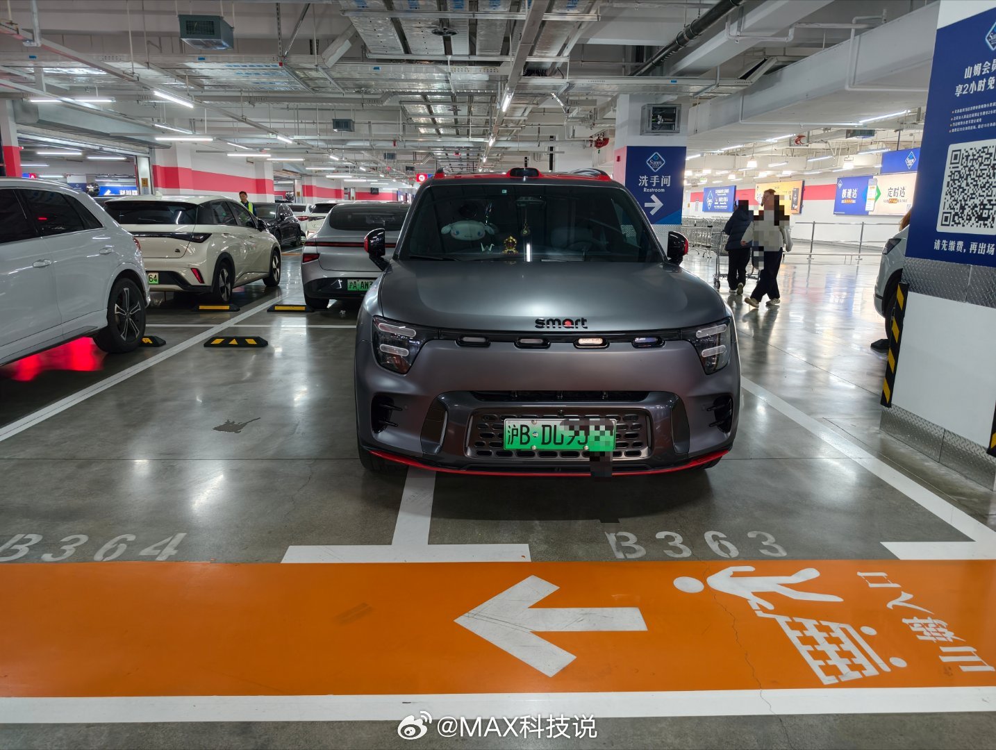 这个Smart，车主确实停的“目中无人”这不是技术问题吧 