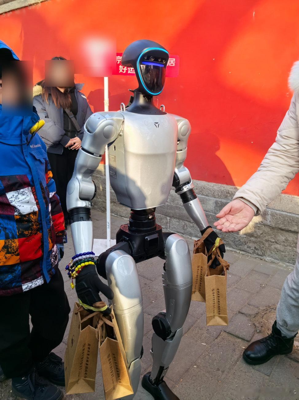 在微博上刷到雍和宫附近有机器人在发腊八粥，这画面多少有点违和又有点萌。以前腊八都
