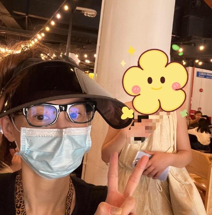 近日张柏芝和二儿子小Q一起现身新加坡环球影城，张柏芝搂着儿子的肩膀，像一对姐弟。