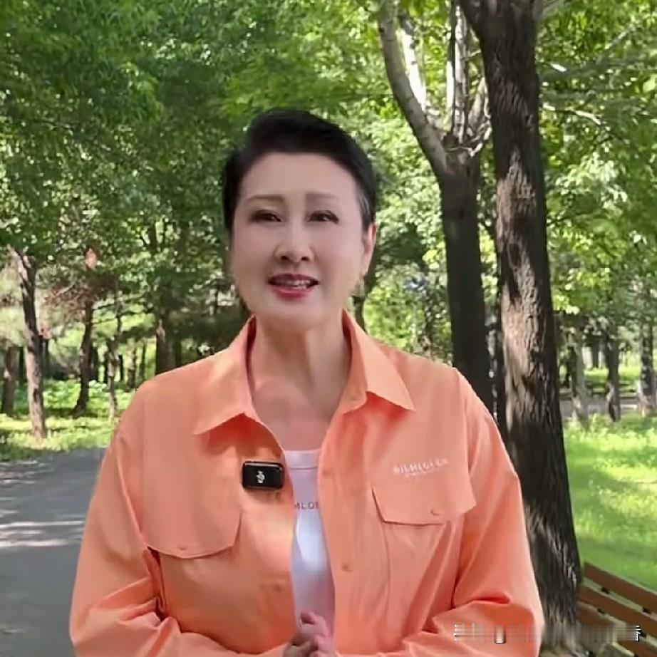 说张凯丽衣品不好、喜欢扮嫩，这可真是大错特错。就说她那组印花T恤配牛仔短裙的路透