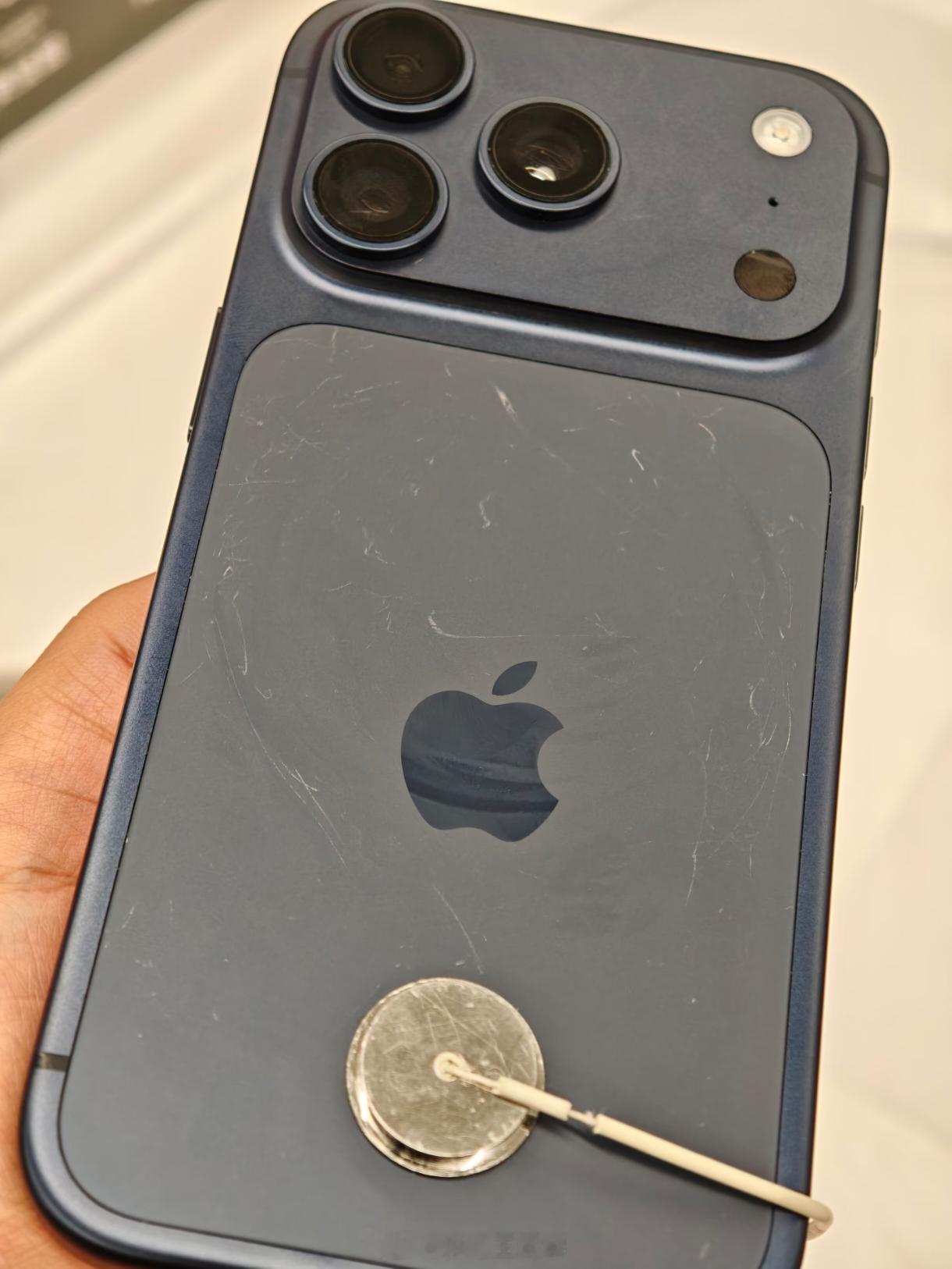 iPhone17系列展示机刮痕原因坦率的说这次展示机有划痕影响还挺大的…我有个朋