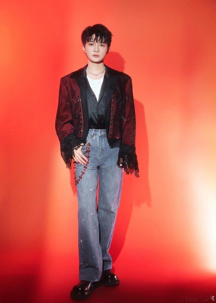 江苏卫视跨年阵容让人期待 江苏卫视跨年 三波阵容已让人疯狂！周深、希林娜依高等加