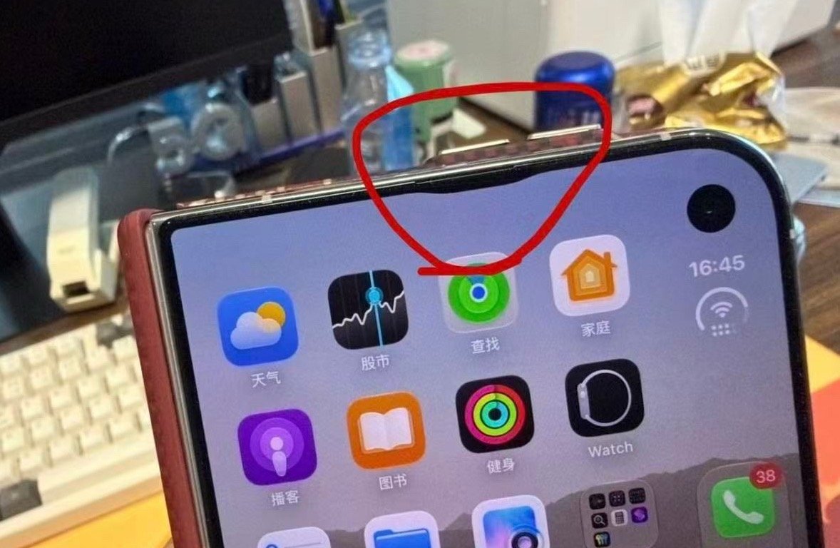 iPhoneDuo屏幕开裂开售第一天就翻车，开合不到20次直接裂开。看看人家华为