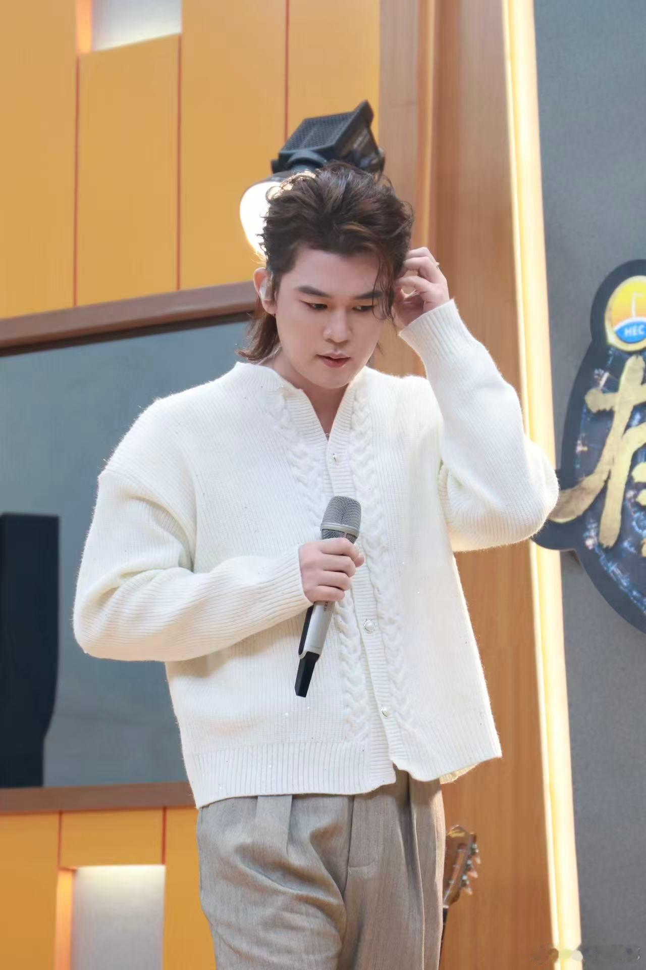 刘凤瑶窝囊废情绪太顶了  有歌 不惧锐评，不惧目光。就像《窝囊废》里唱的一样“无