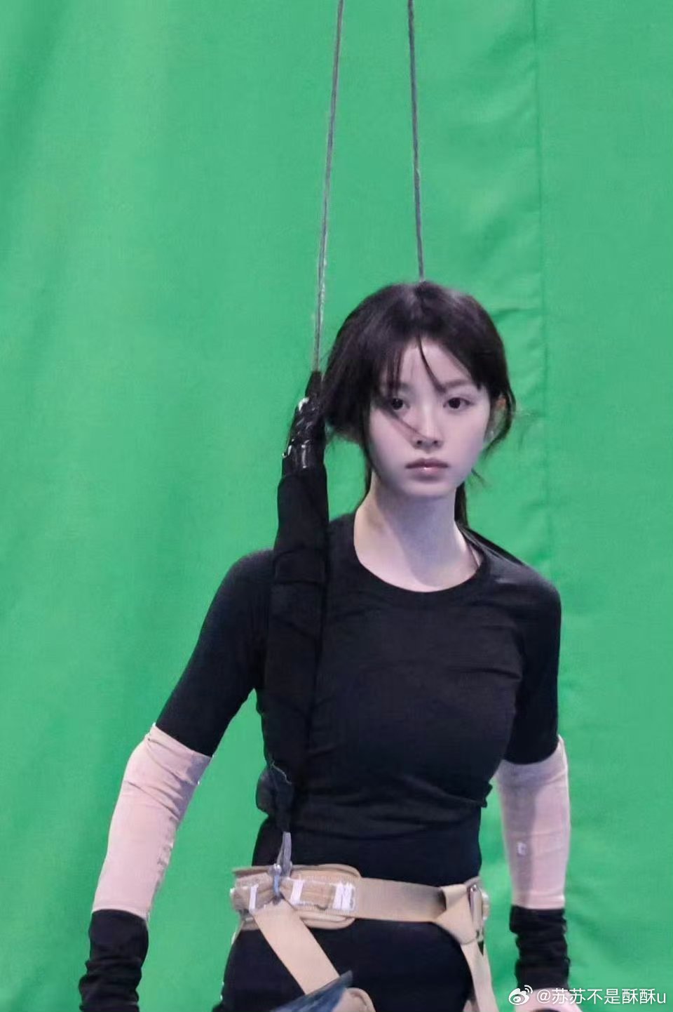 田曦薇打戏 从软萌甜妹到飒爽侠女，打戏完成度超高！挥剑甩棍一气呵成，眼神里全是戏