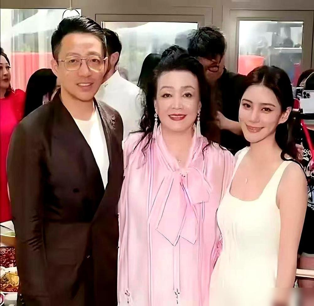 马筱梅生子，十五分钟搞定，孩子落地至今没哭一声，张兰直播里，直接给包成了“天使宝