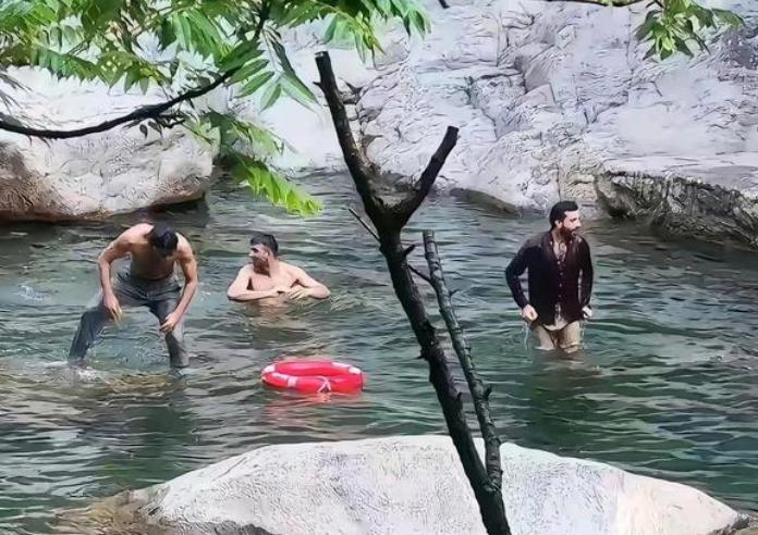 止不住？！又传印度人在中国河里洗澡！[酷拽][灵光一闪][害羞]

近日，网上又