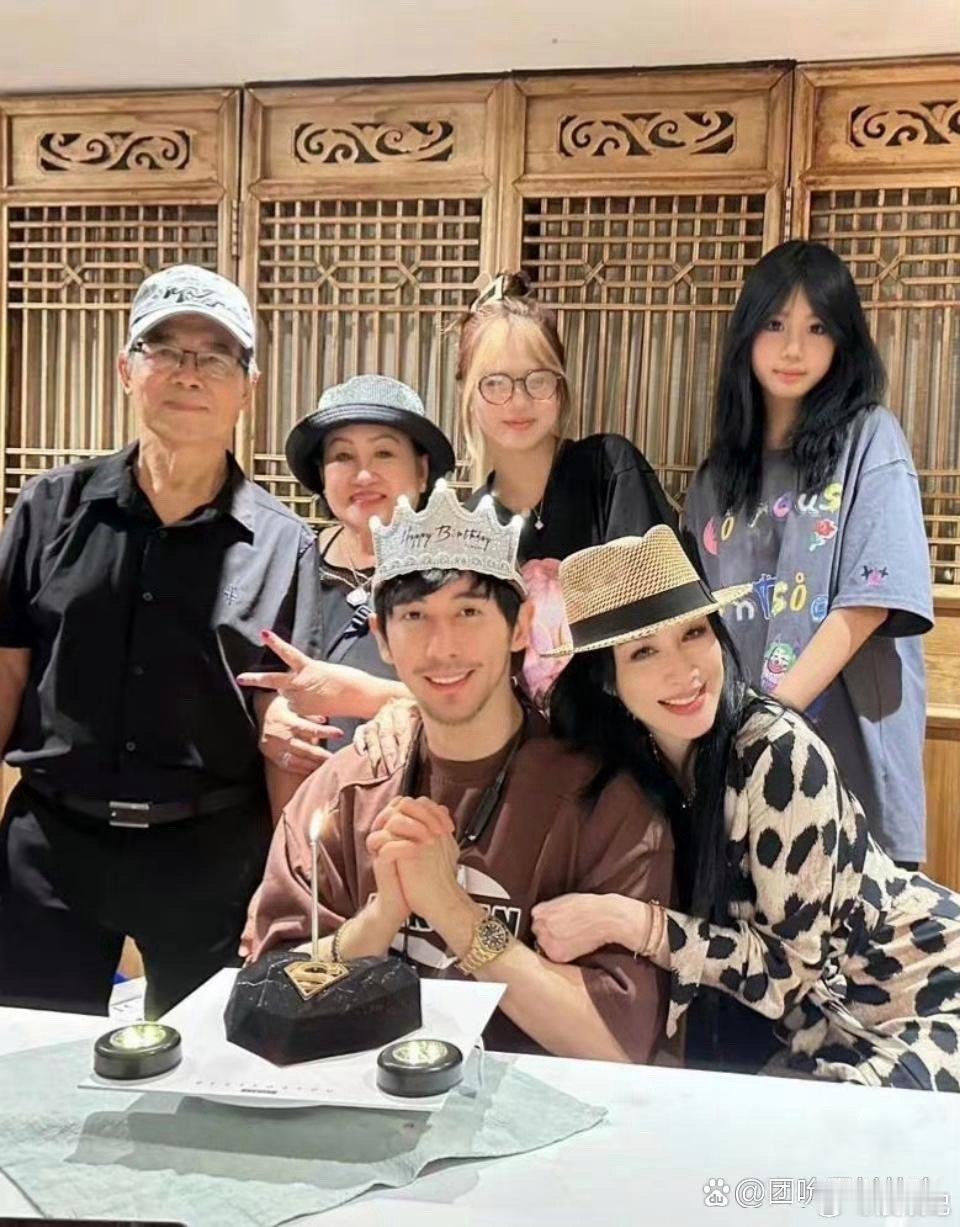钟丽缇一家为张伦硕庆祝生日，两个继女和他不是亲生的，但相处得很好，有父女相 ​​