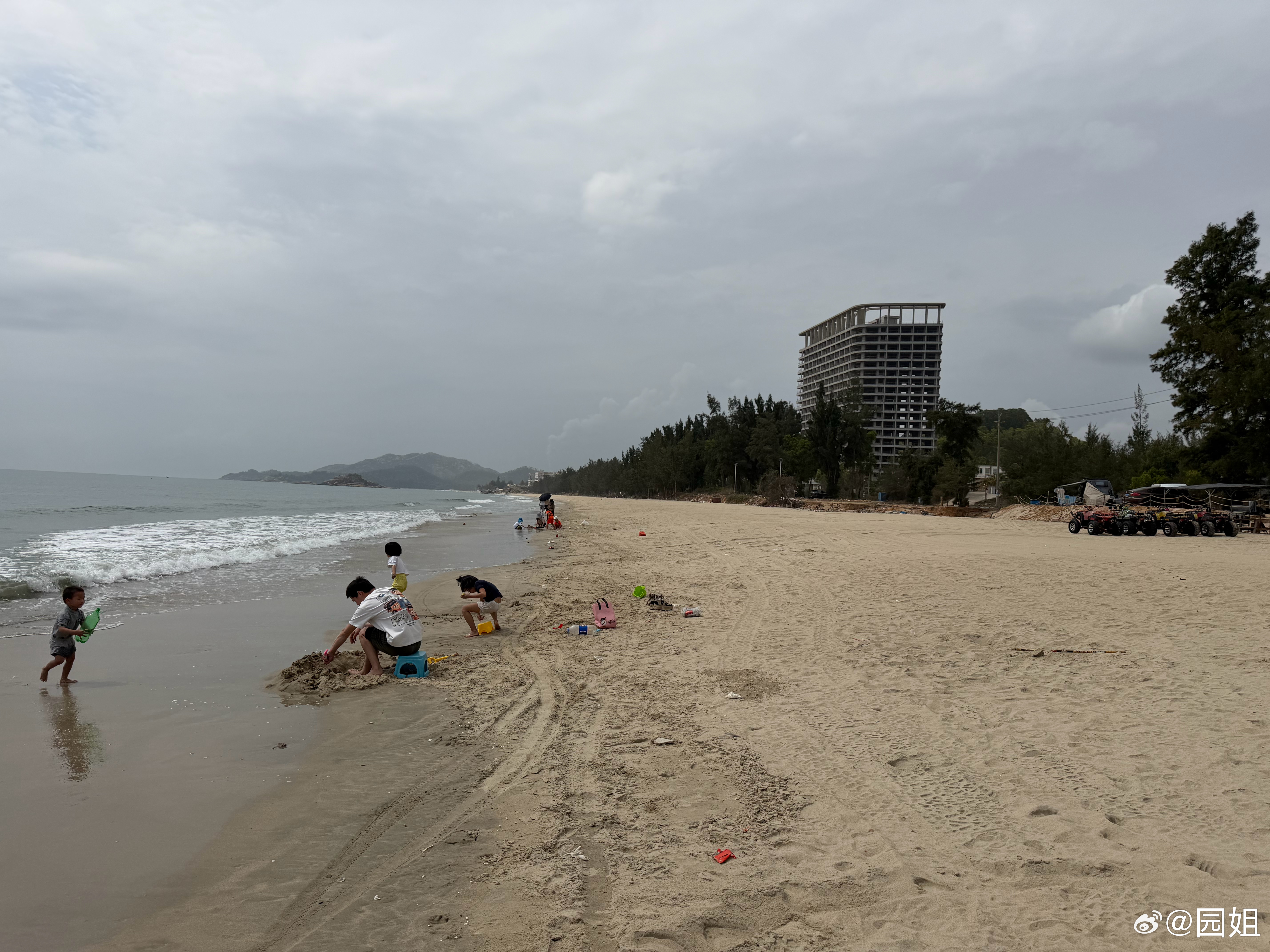 大海呀，全是浪…今天路过双月湾，这边沙滩比我们昨天去的地方好太多了，全是细纱，二