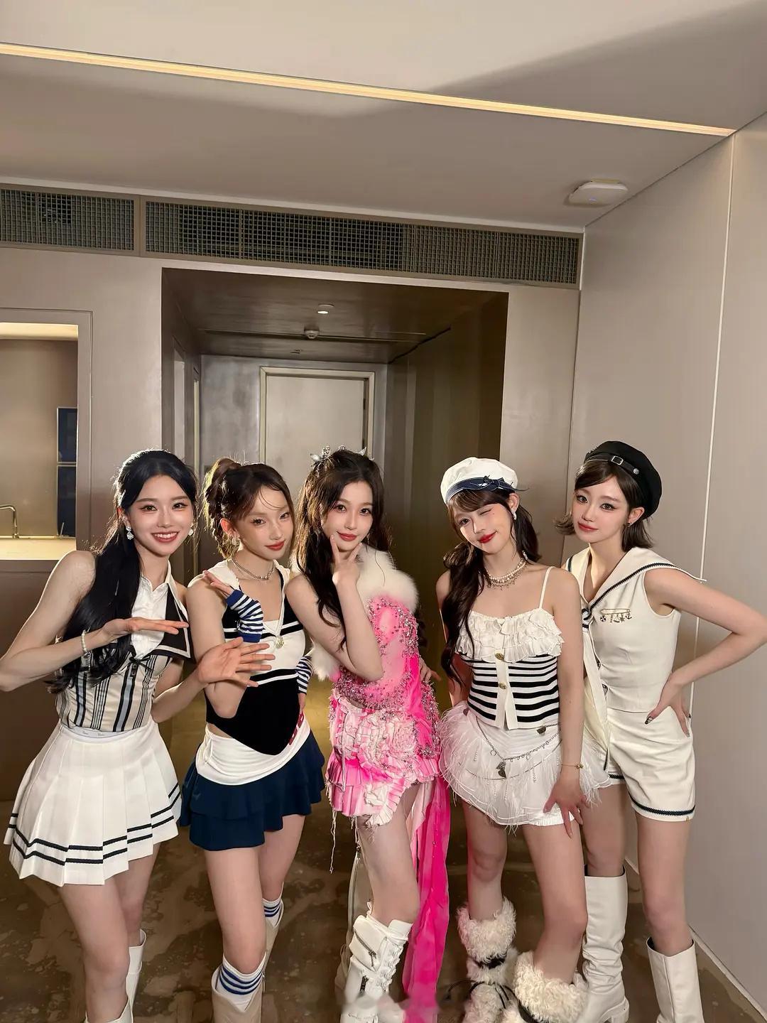 舒心和name 女团的新合照🈶️好米呀！[哈哈][舔屏][舔屏][舔屏]虞书欣