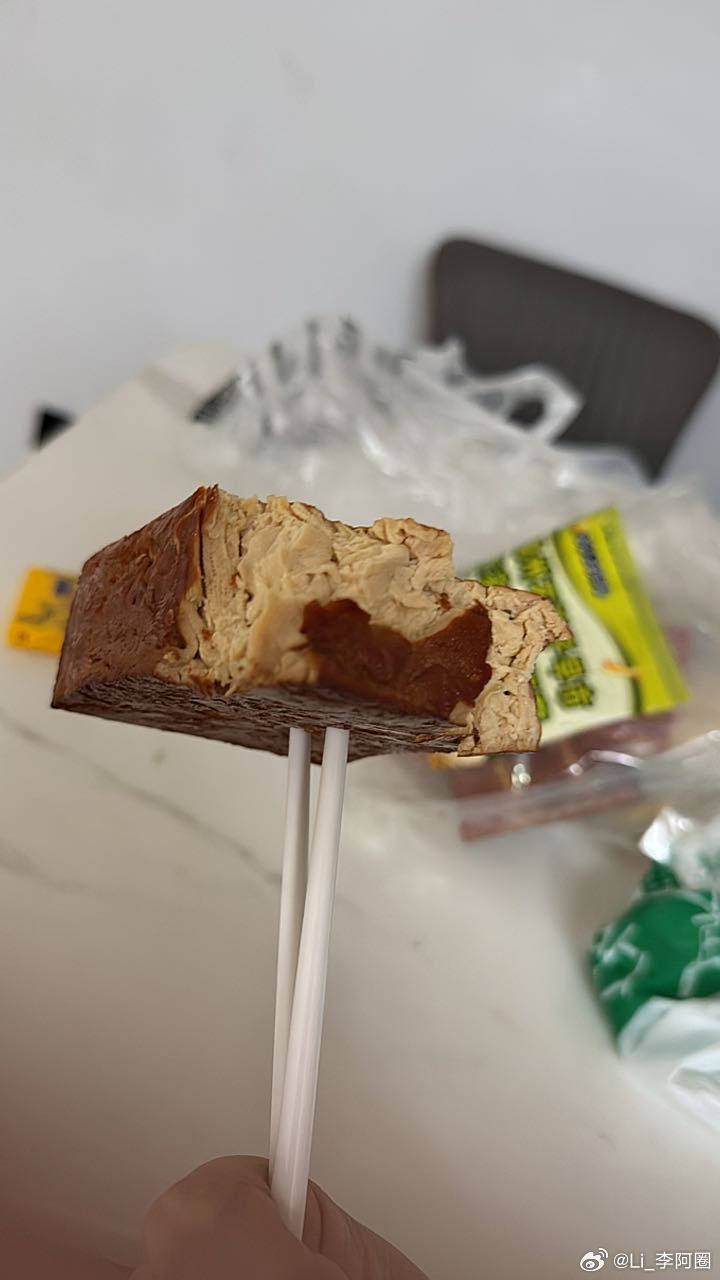 诶～有木有锦州的盆友～这个东西咋吃嘛[柯基]吃起来掉渣还有点不太雅 ​​​