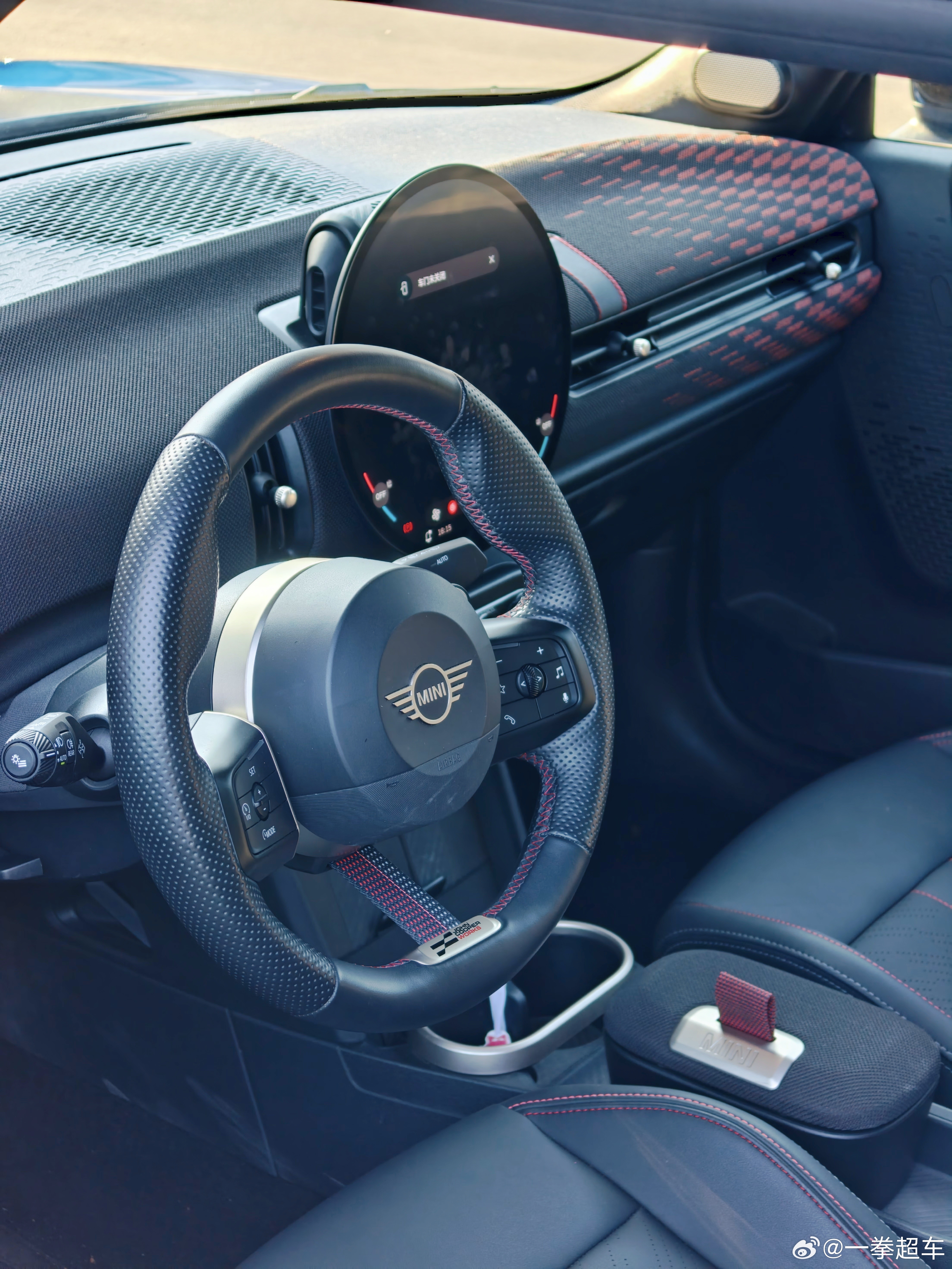 今天更新 MINI JCW 敞篷因为对电 MINI 印象很好，所以自然对油版 J