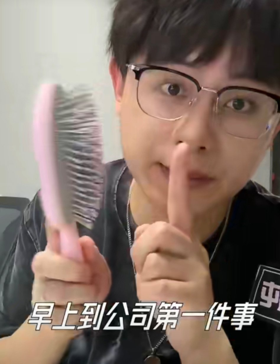 当代年轻人职场自救指南：保温杯泡枸杞、工位做颈椎操、午休抢按摩椅…打工与养生两不